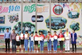 学校领导为乒乓球队获2016年体彩杯团体冠军颁奖