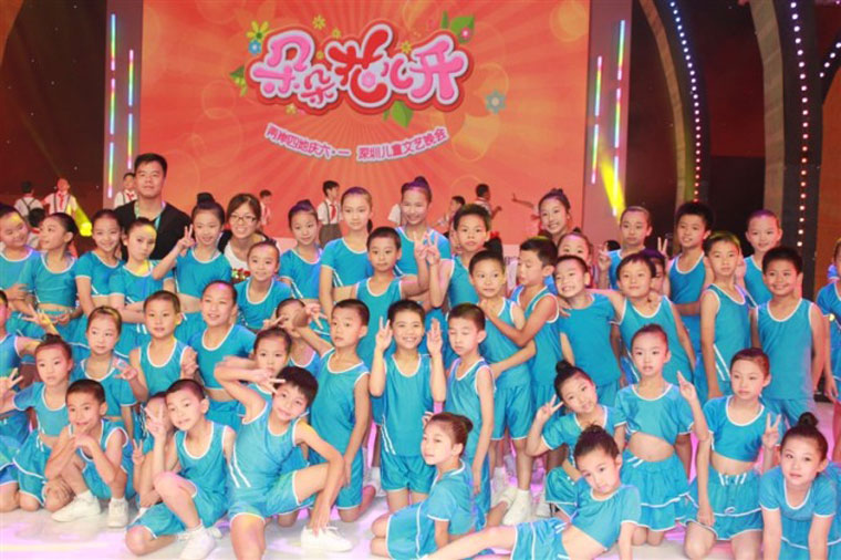 2012年健美操队参加深圳少儿频道的演出