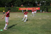 首届足球节，全校每个年级每个班级都参加。参加人数大约为：648人次。