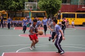 2014年4月第一届校长杯篮球赛中学生突破中