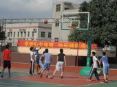 2013年4月初中班级篮球赛中，学生投篮进行中。